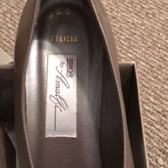 EUC,8.5M,Taupe 1”heels,comfort footbeds,Magik by Amalfi - Picture 1 of 8
